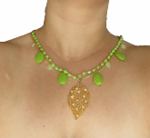 Maxi colar strass neon verde e pingente de folha com strass